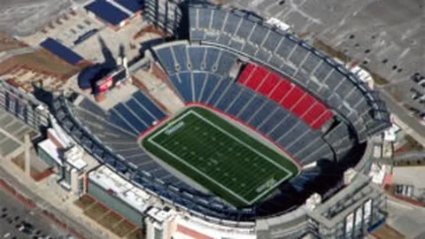 巴塞罗那本轮西甲战袍重现经典白裤风采